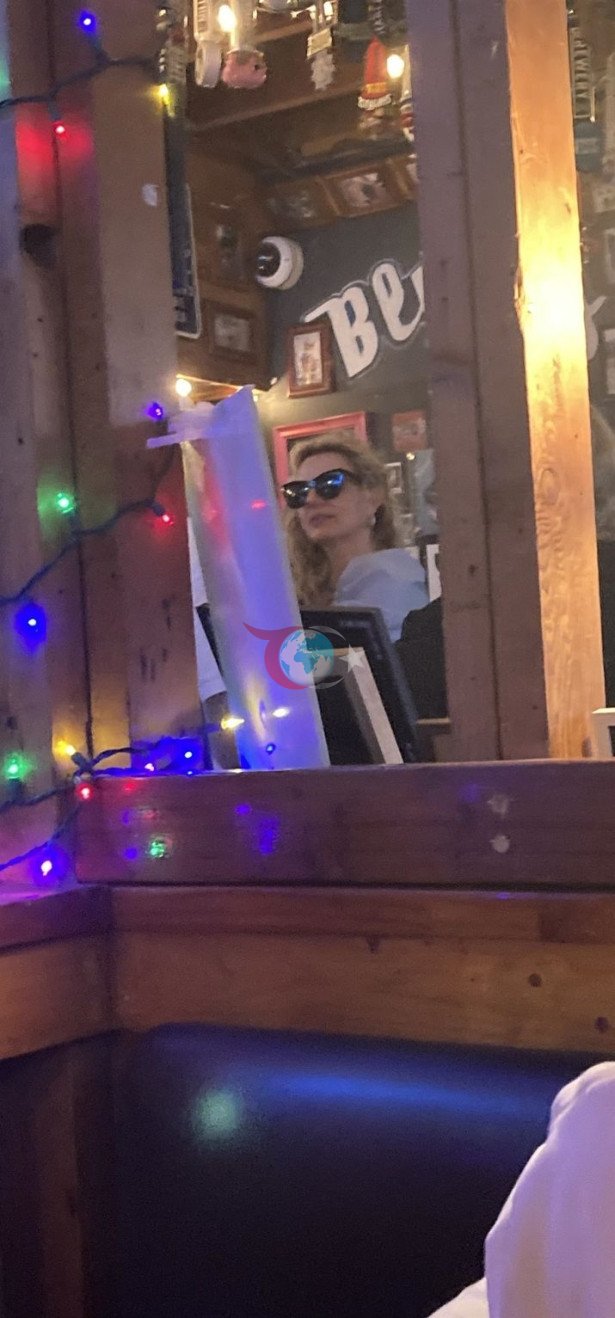 Ünlü kadın şarkıcı restoranı birbirine kattı! Bağırdı, çağırdı hatta havladı!