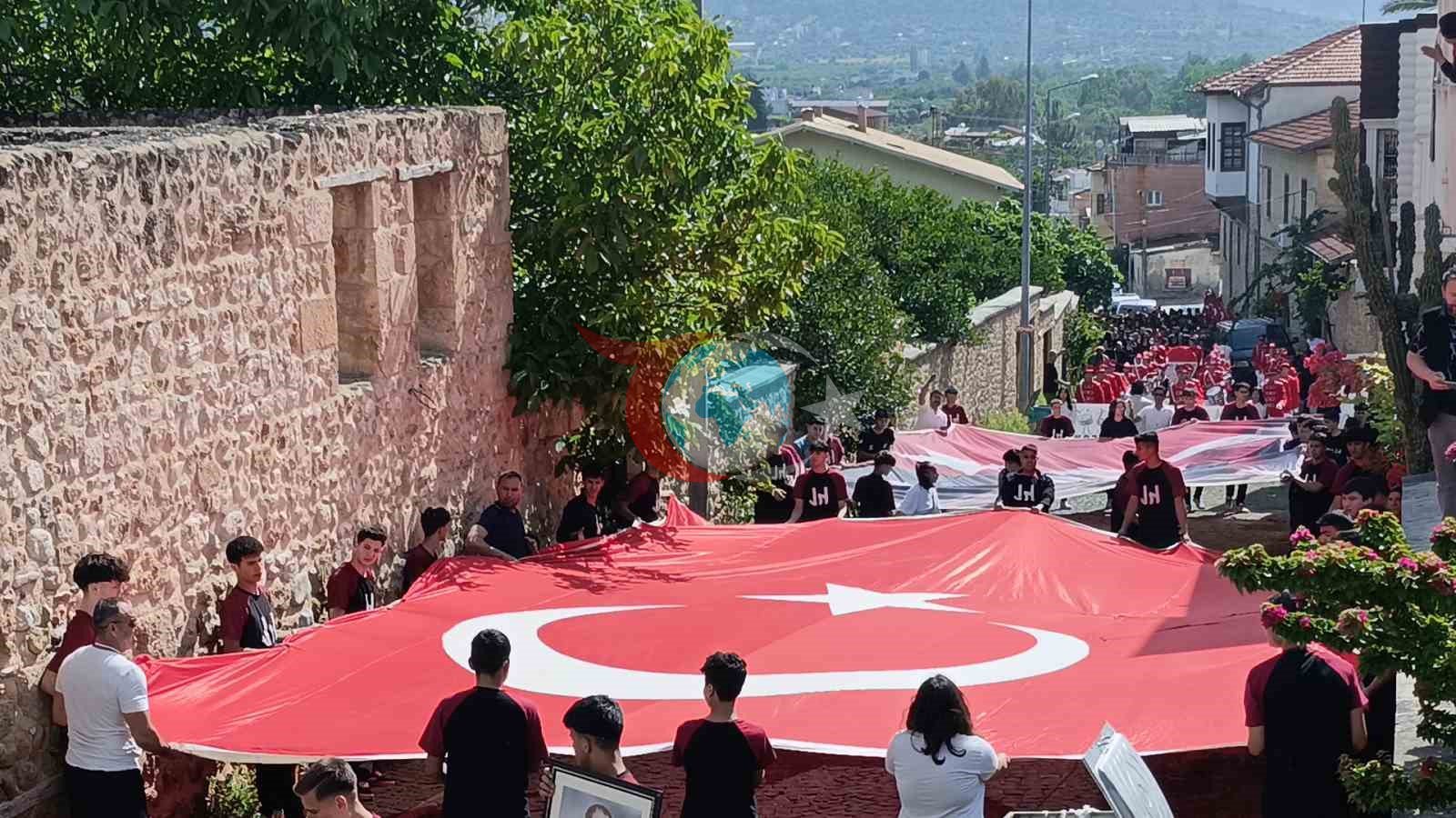 Kozan&rsquo;da Gençlik Haftası kapsamında gençler şehitlikte dua etti