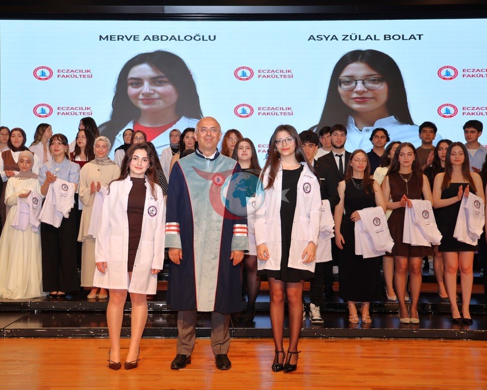 BEUN&rsquo;da geleceğin eczacıları beyaz önlük giydi