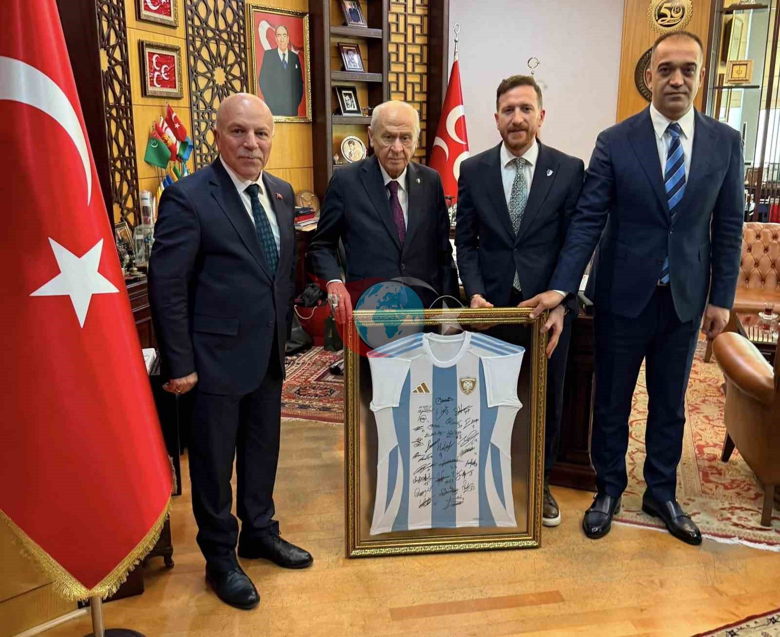 Bahçeli, Erzurumspor'un Süper Lig Kutlamasında Forma Aldı