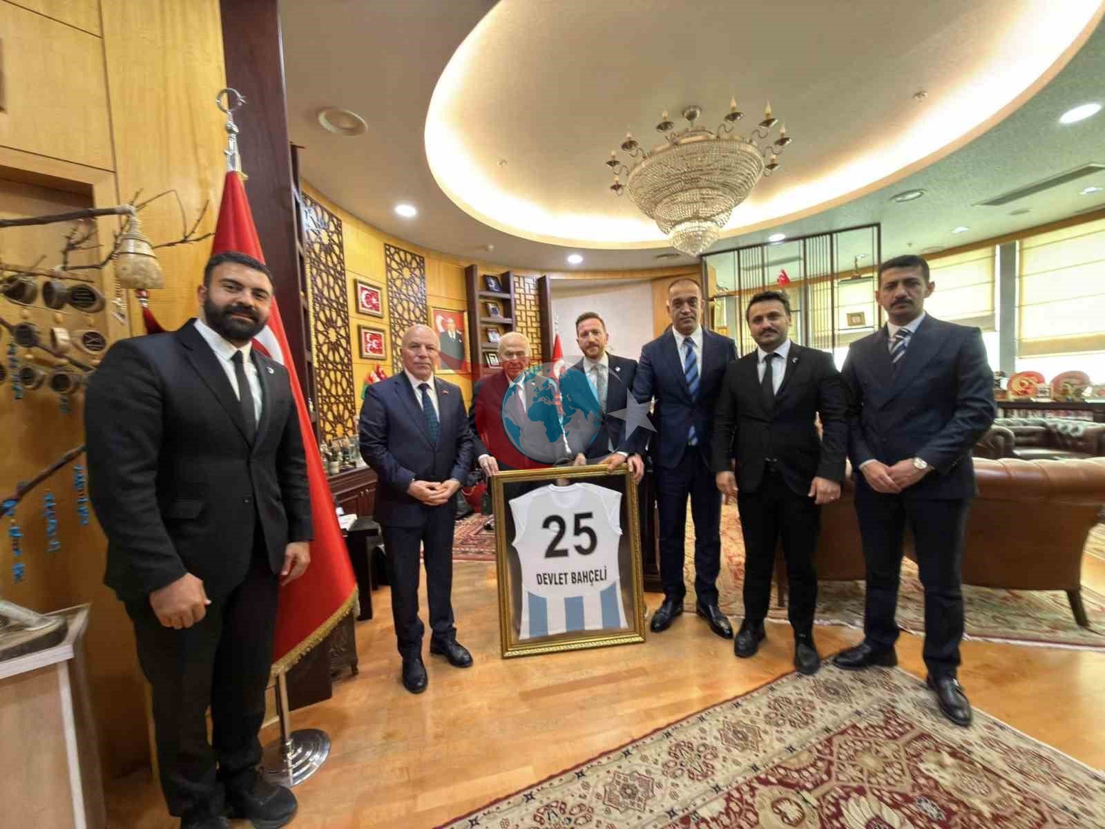 MHP lideri Bahçeli Ərzurumspor forması təqdim etdi