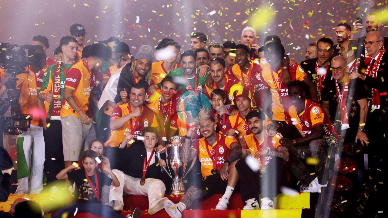 Galatasaray'ın Kutlamasına Katılmayan Futbolcu Dikkat Çekti