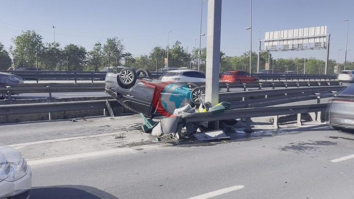 Küçükçekmece'de Otomobil Kazası: Bariyerlere Çarptı ve Takla Attı