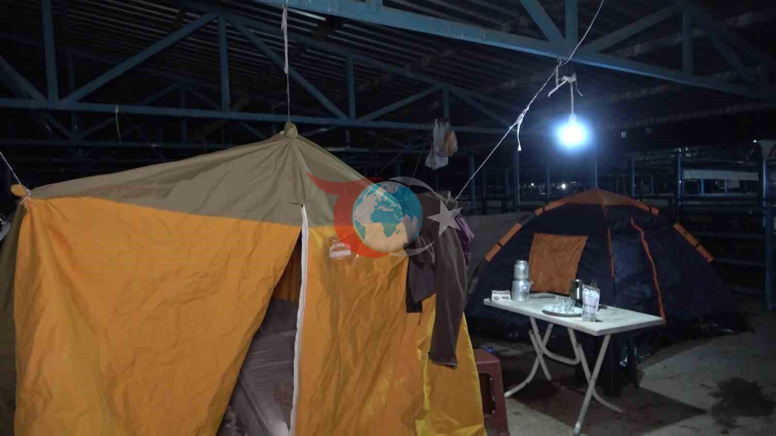 Hayvan pazarında karavan ve çadır kamping...
