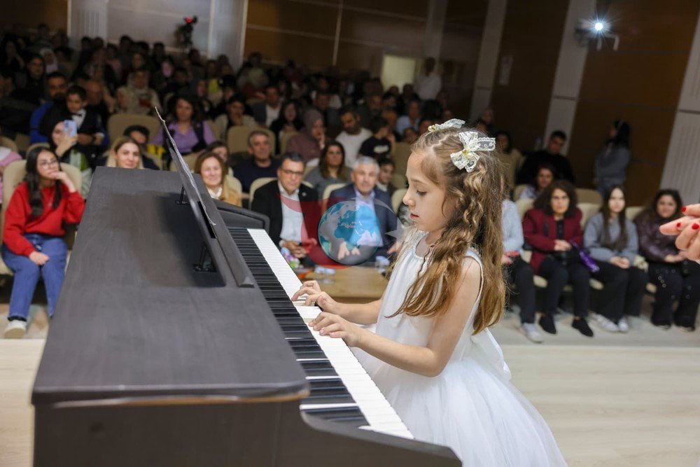 Ardahan'da Sanat Gecesi: Genç Yeteneklerden Unutulmaz Gösteri