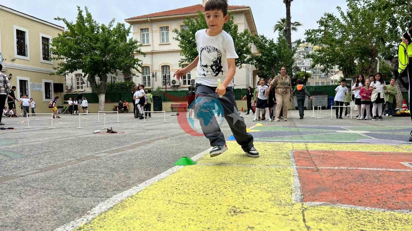 Kuşadası&rsquo;nda çocuk atletizm şenliği renkli görüntülere sahne oldu