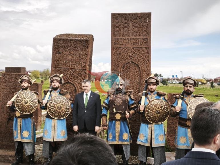 Nazir Çiftçi Ahlat Səlcuq Meydanı Qəbiristanlığını ziyarət etdi