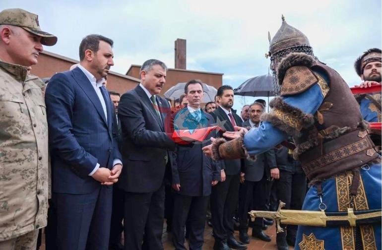 Bakan Çiftçi, Ahlat Selçuklu Meydan Mezarlığı’nı ziyaret etti