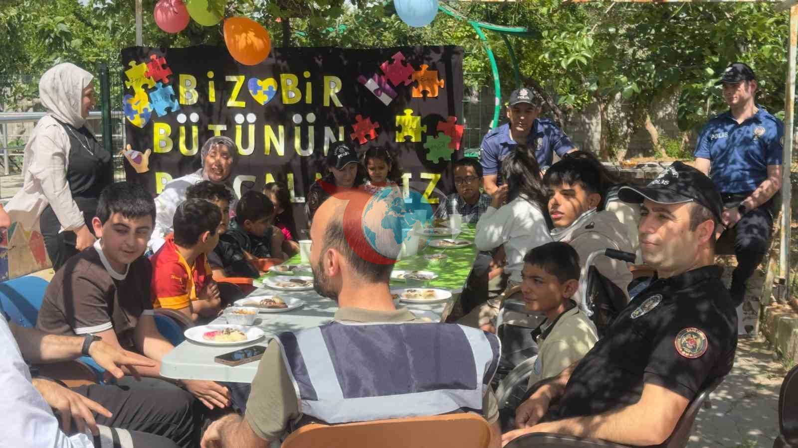 Polislerden çocuklara pasta sürprizi