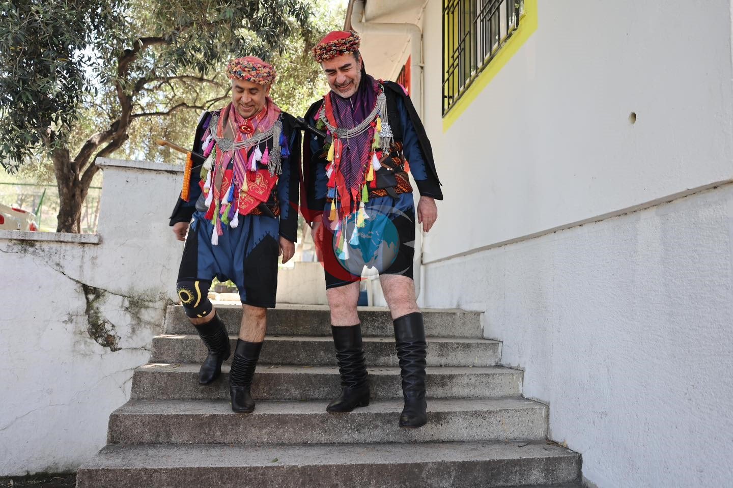 Onlar geyinmişdilər, Efeum-u qarşıladılar