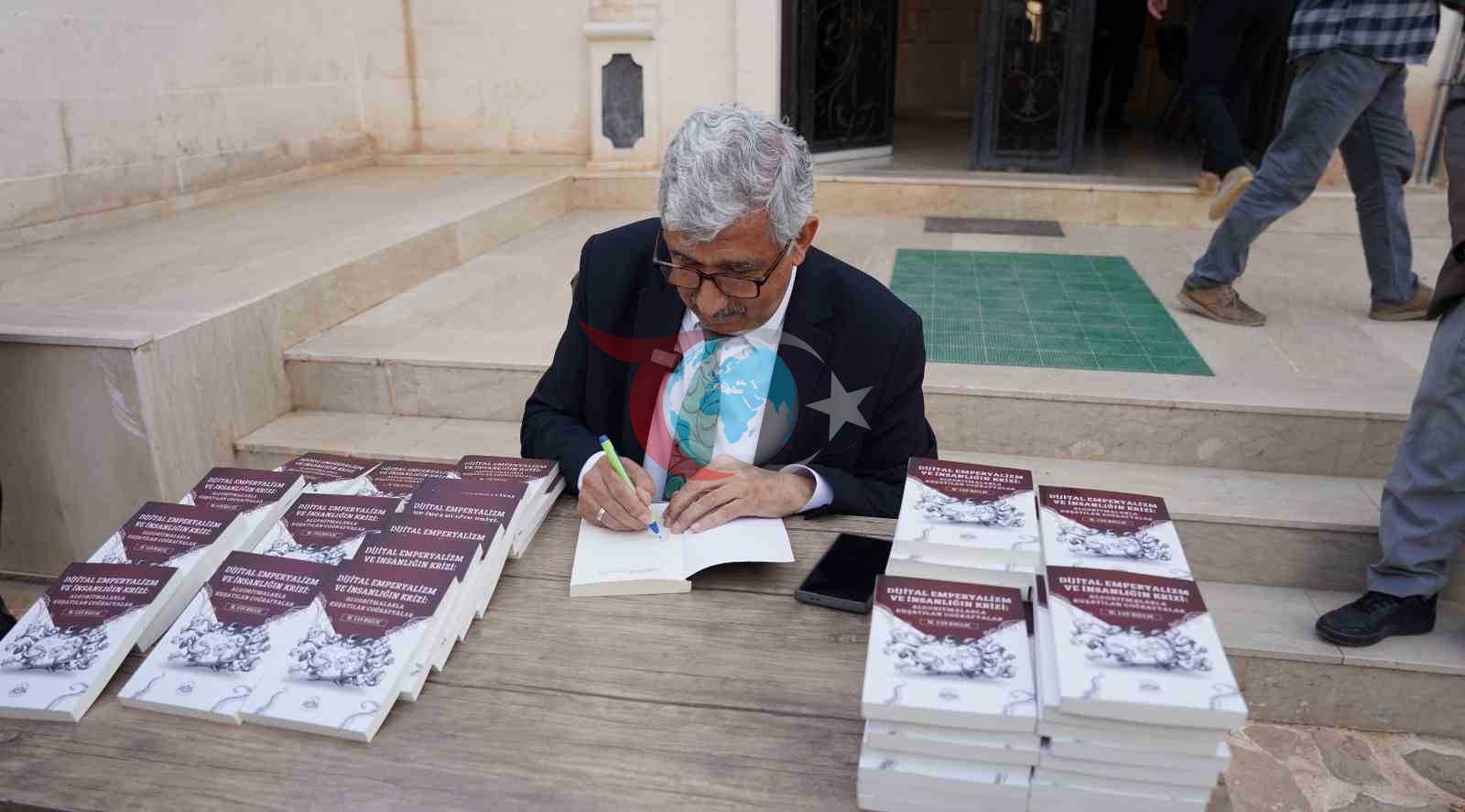 Başkan Hallaç'ın İlk Kitabı İçin İmza Günü Düzenlendi