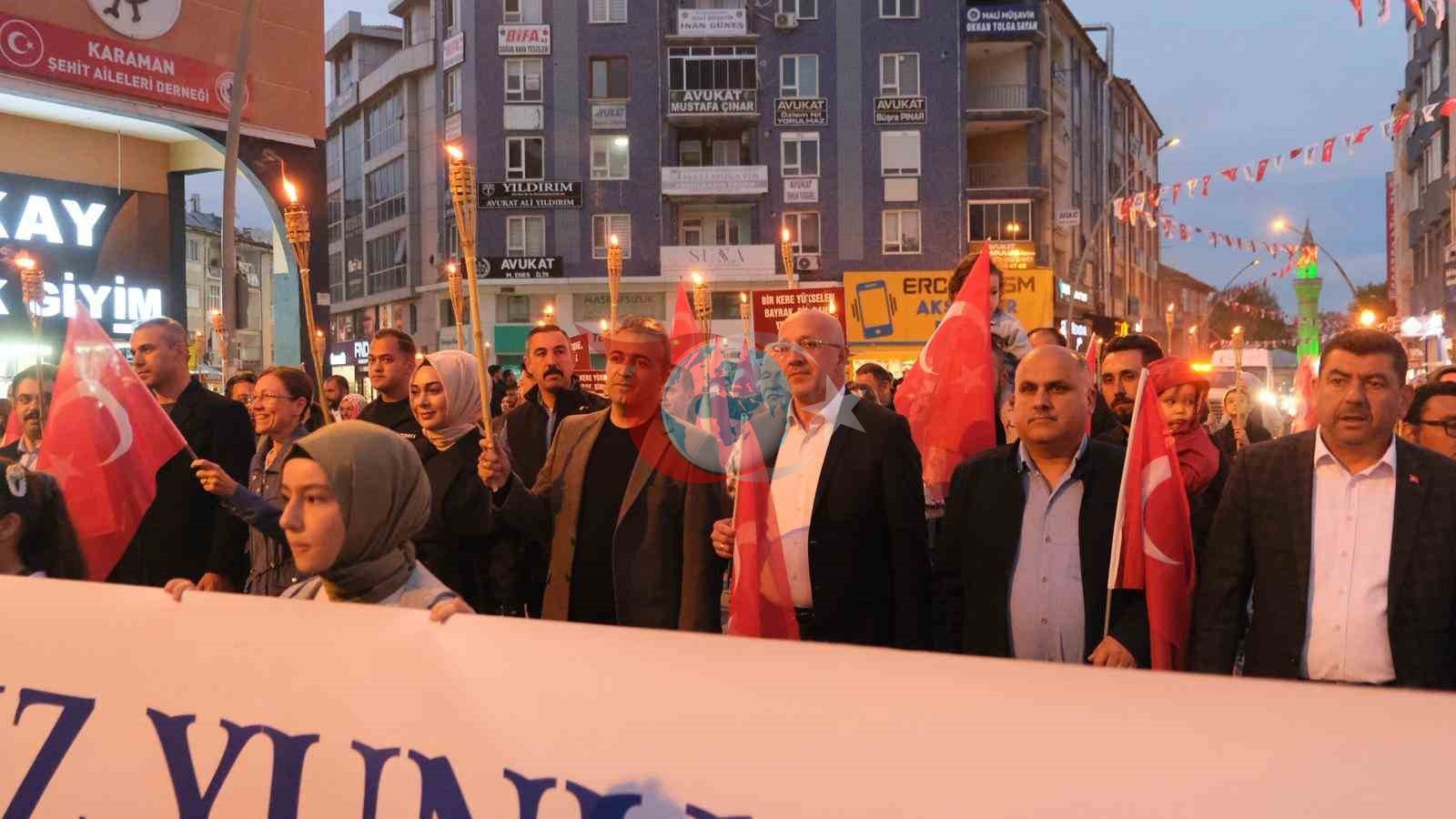 Karaman'da Türk Dil Bayramı Coşkusu: Fener Alayı ile Renklendi