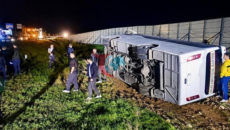 Matçdan sonra dəhşətli qəza Azarkeşləri daşıyan midibüs aşdı: 25 yaralı var, 3-ü ağır