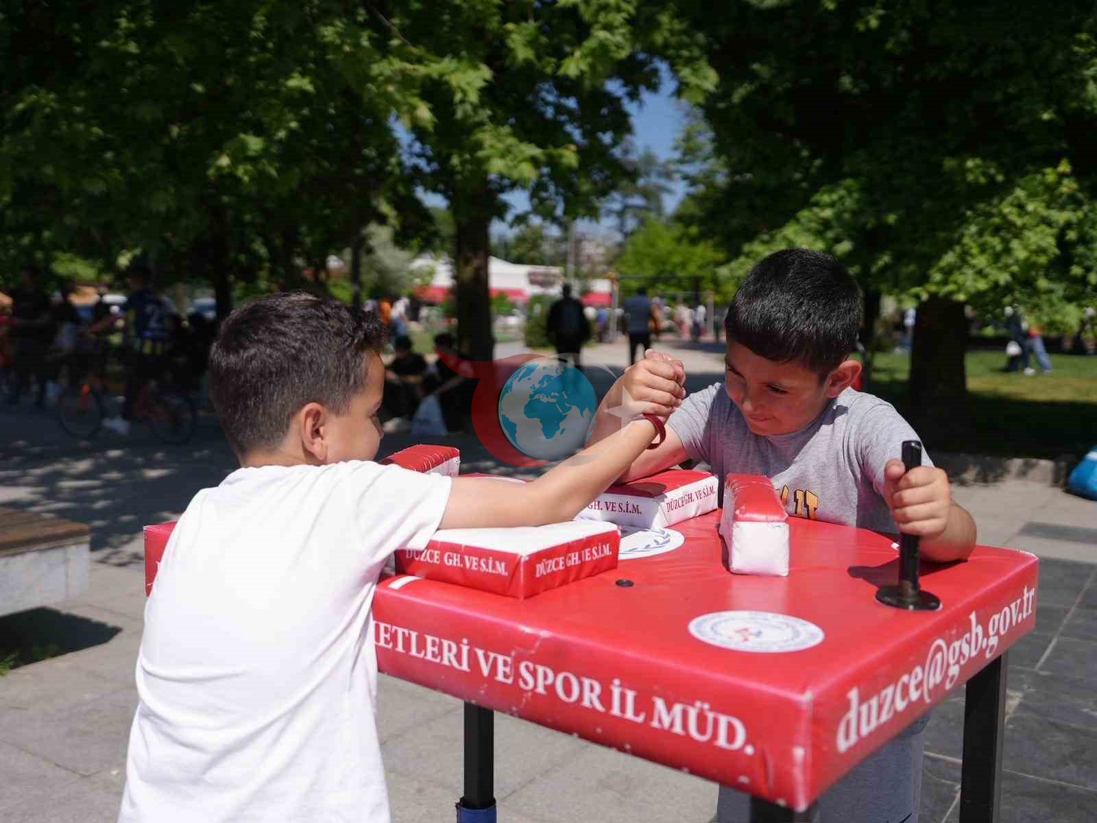 Gençler spor alanlarında kıyasıya rekabet etti
