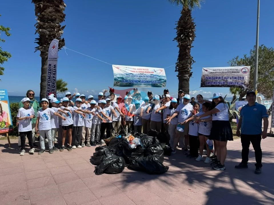 Kuşadası'nda Öğrenciler Çevre İçin Sahilde Temizlik Yaptı