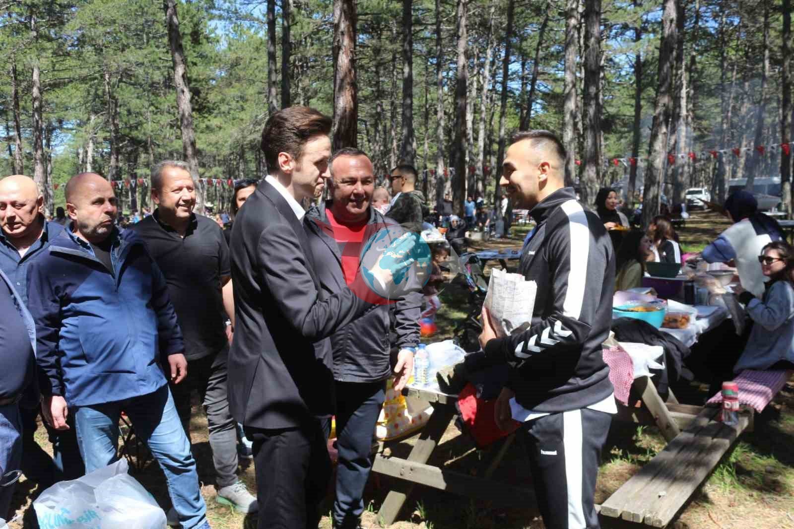 Абактын кызматкерлери жана алардын үй-бүлөлөрү Карабүкчөдөгү пикетте жолугушту.