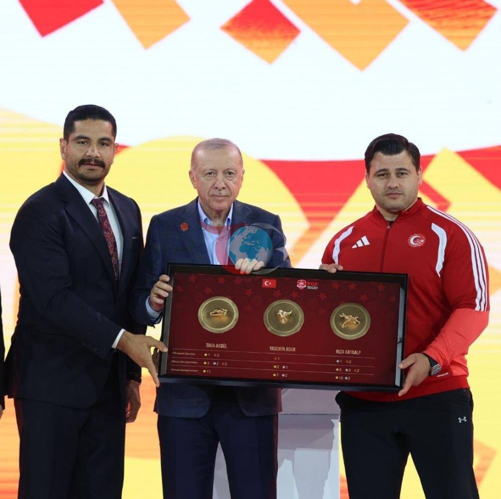 Taha Akgül və Rıza Kayaalpın Prezident Ərdoğana təqdim etdiyi rəsm