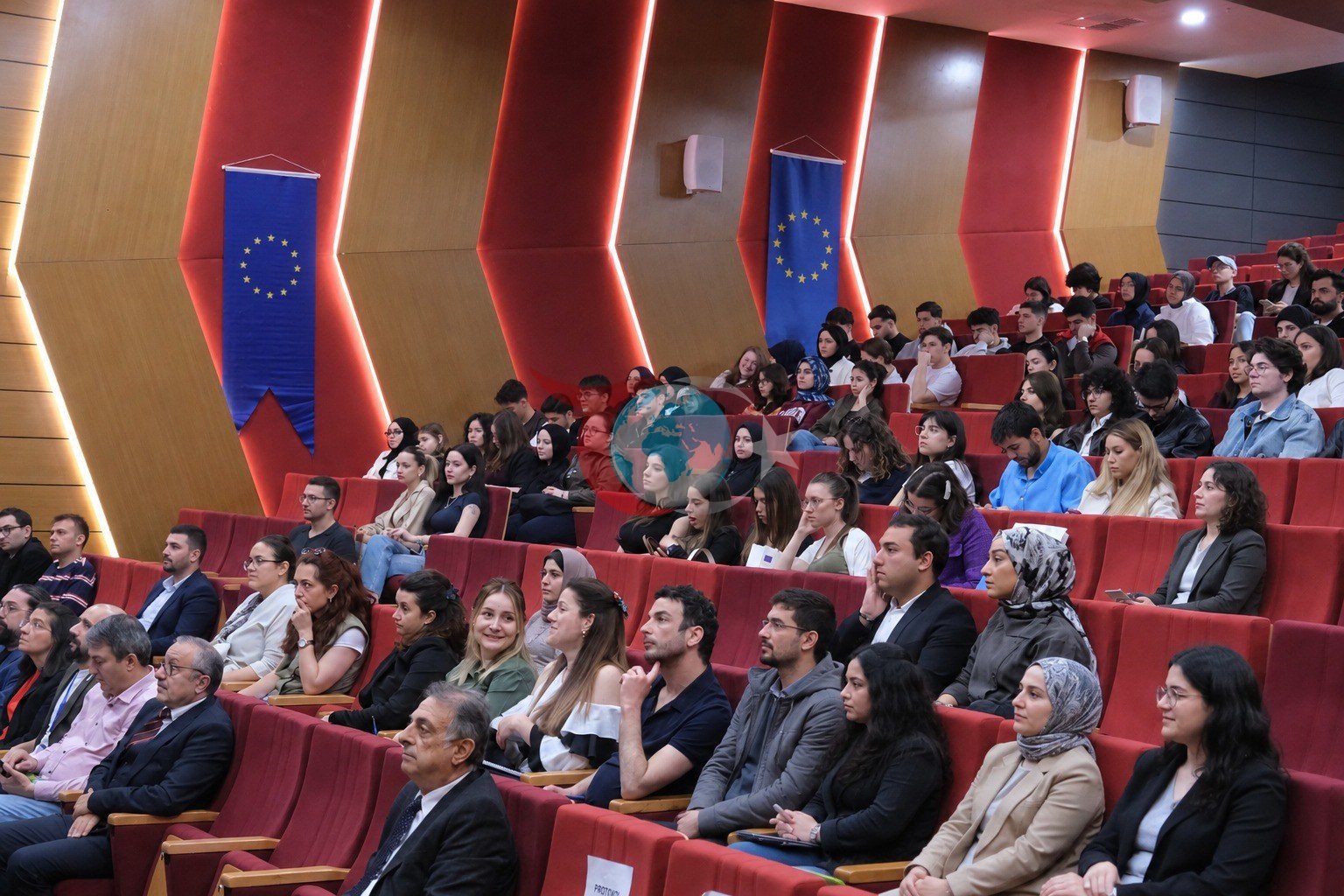 Gençler Avrupa Fırsatlarıyla Tanışıyor: Üniversiteliler İçin Yeni Ufuklar