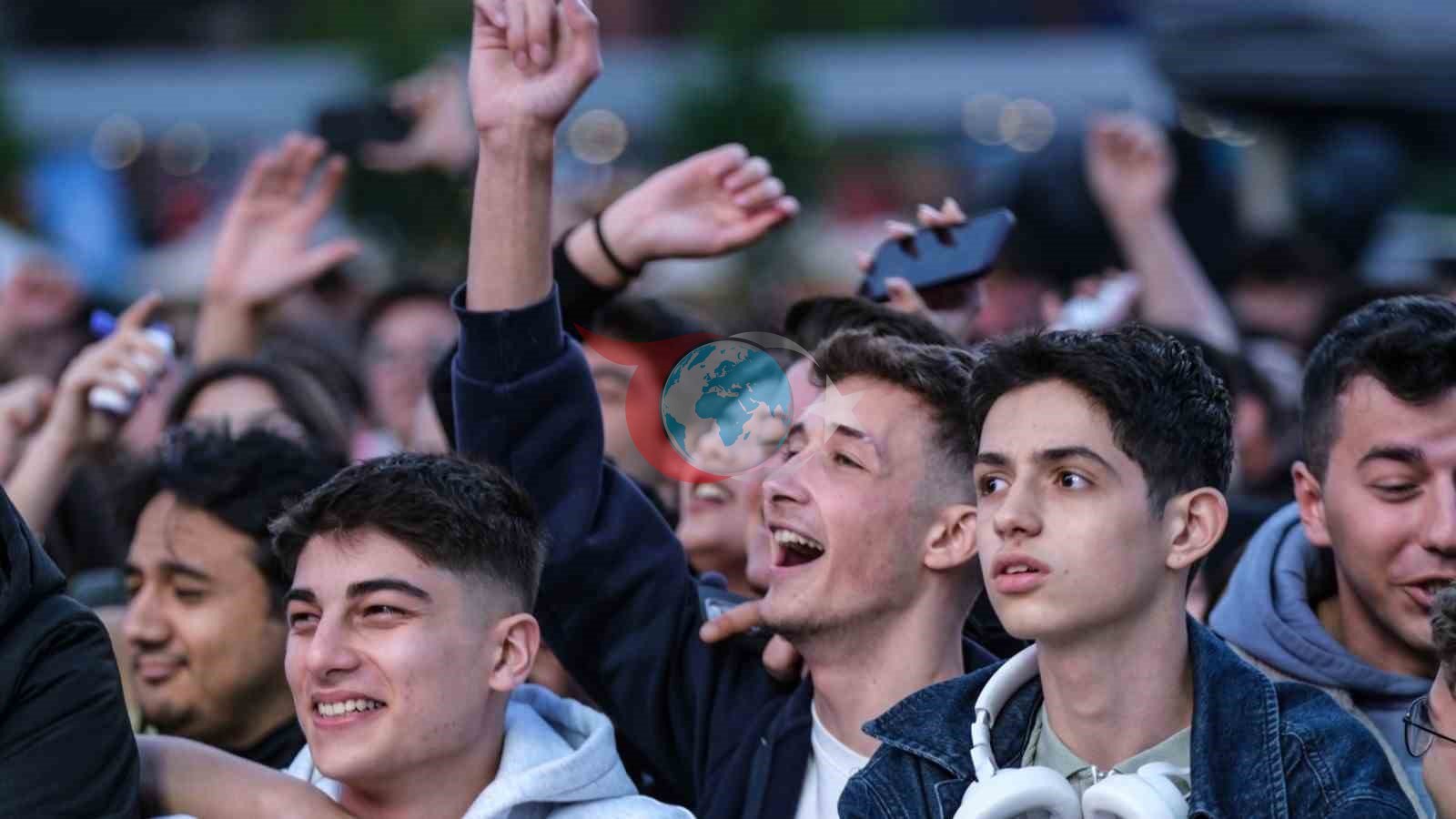 Ünlü rapçi Ceza, Kocaeli&rsquo;de on binleri coşturdu