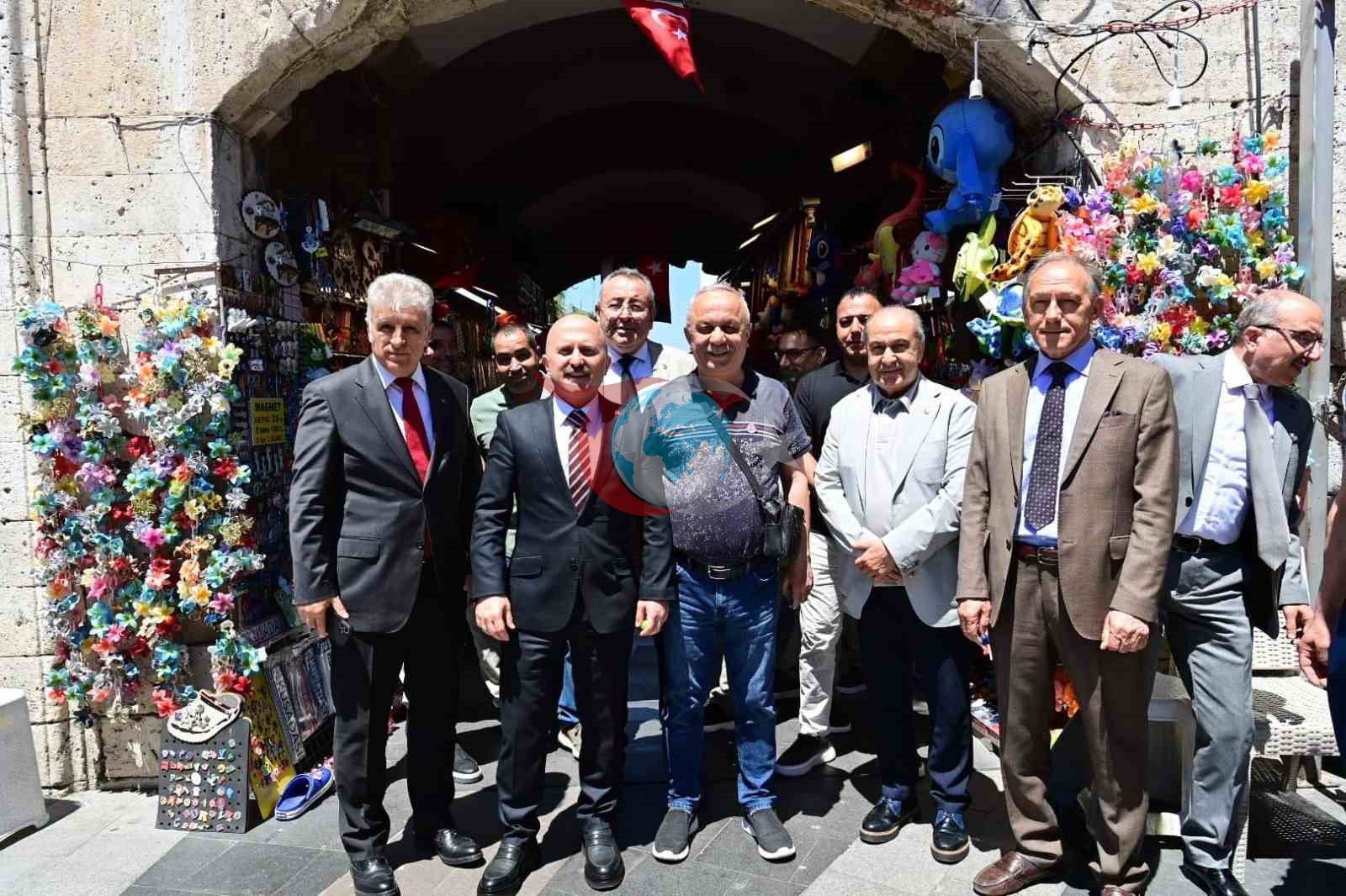 KUTO Başkanı Akdoğan, Vali Varol'la Kuşadası'nda Esnafı Ziyaret Etti