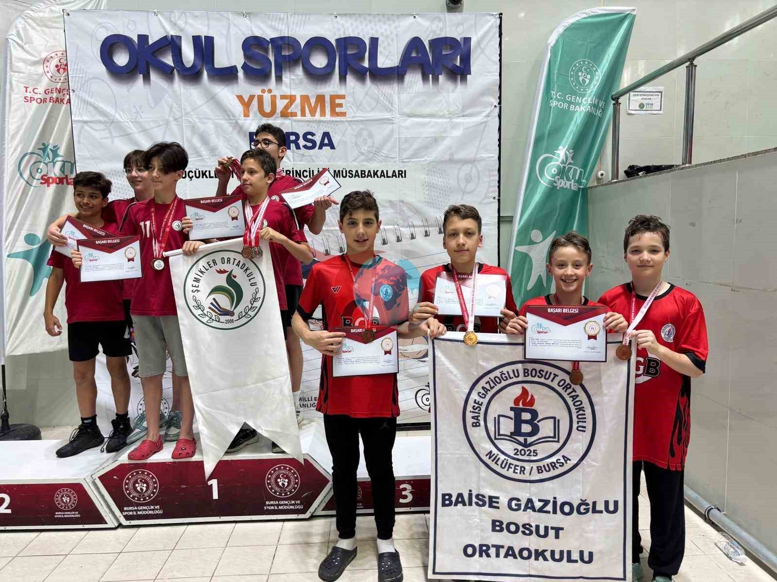Bursa'daki Ortaokul Öğrencileri Yüzmede Türkiye Şampiyonu Oldu