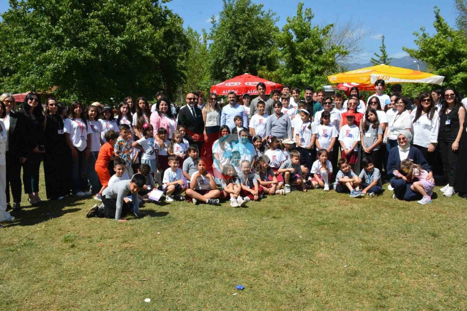 Köýçeğizdäki ýaşlar we çagalar üçin reňkli festiwal