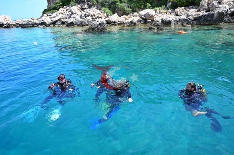 Antalya’da denizin altında alarm veren görüntü Vali Hulusi Şahin ilk kez dalış yaptı