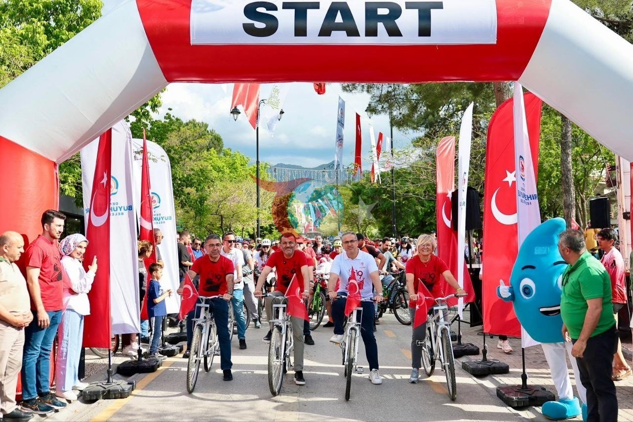Denizli'de 19 Mayıs Coşkusu: Umut İçin Pedallar Çevrildi