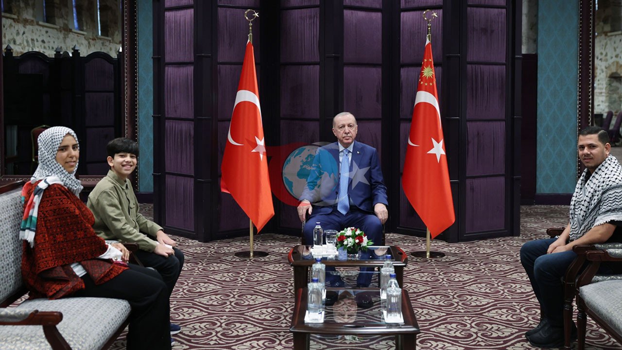 Cumhurbaşkanı Erdoğan, Gazzeli Çocuğu ve Ailesini Ağırladı