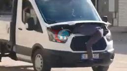 Kamyonetin motorunda giden tamirci sosyal medyada gündem oldu: