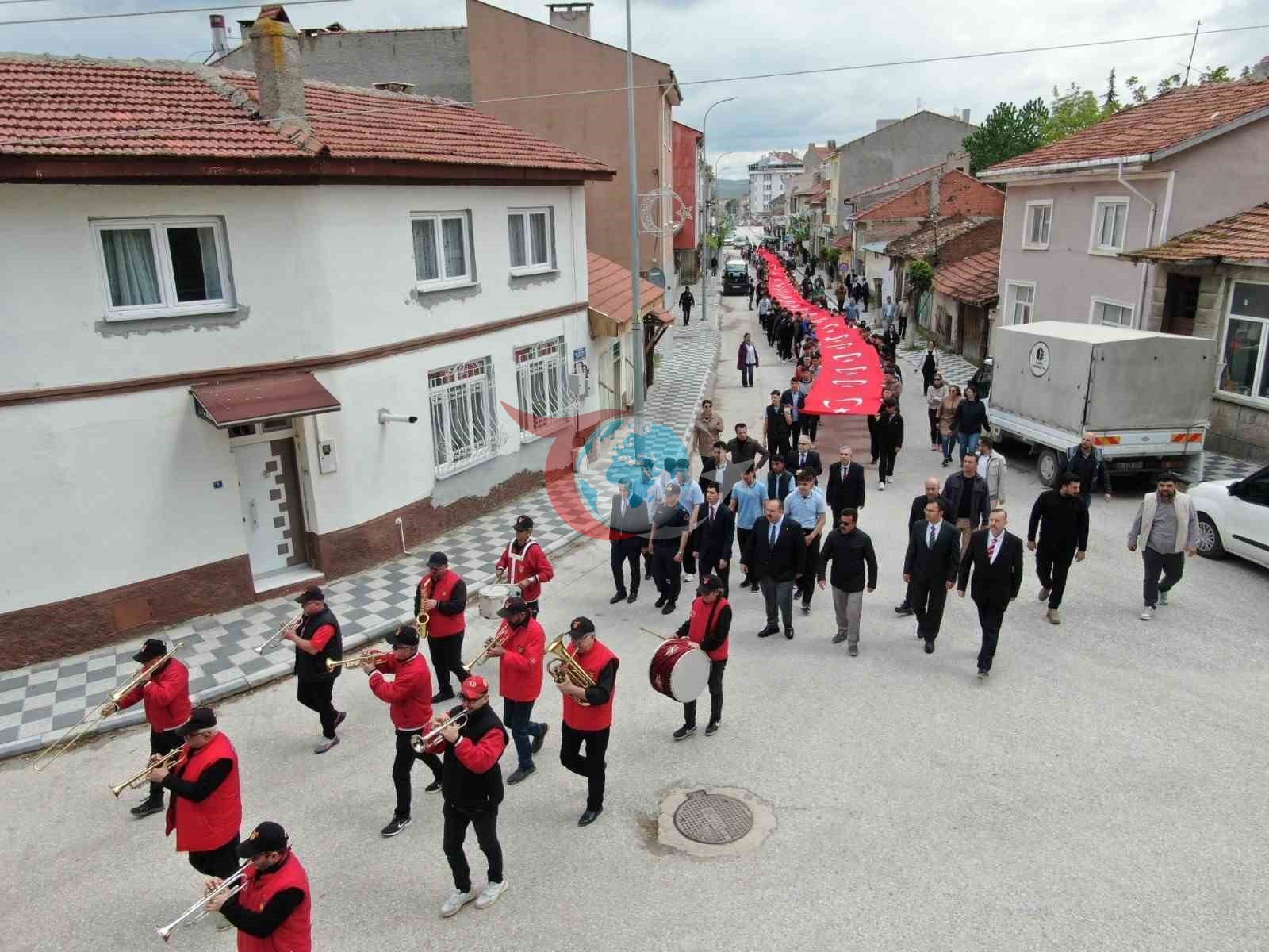 İnönü'de 107. Yıl Gençlik Yürüyüşü Coşkuyla Kutlandı