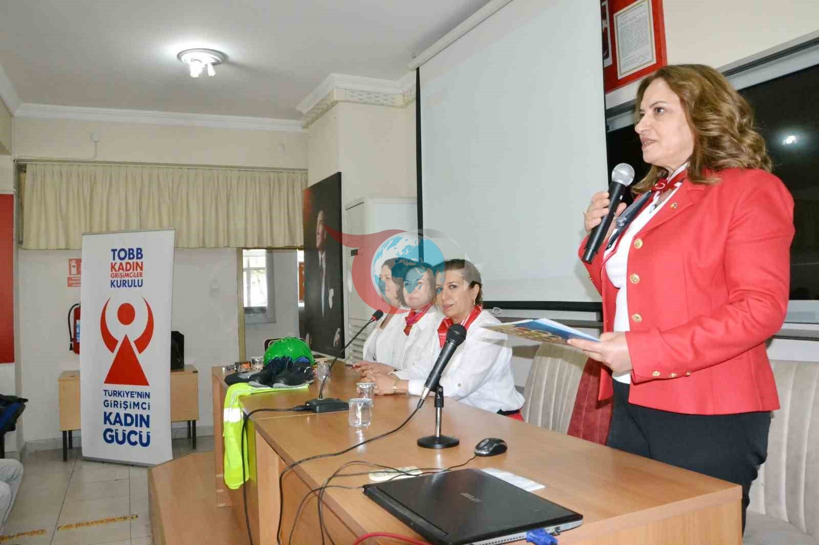 Atatürkün ayaqlarında istehsal edən gənclər