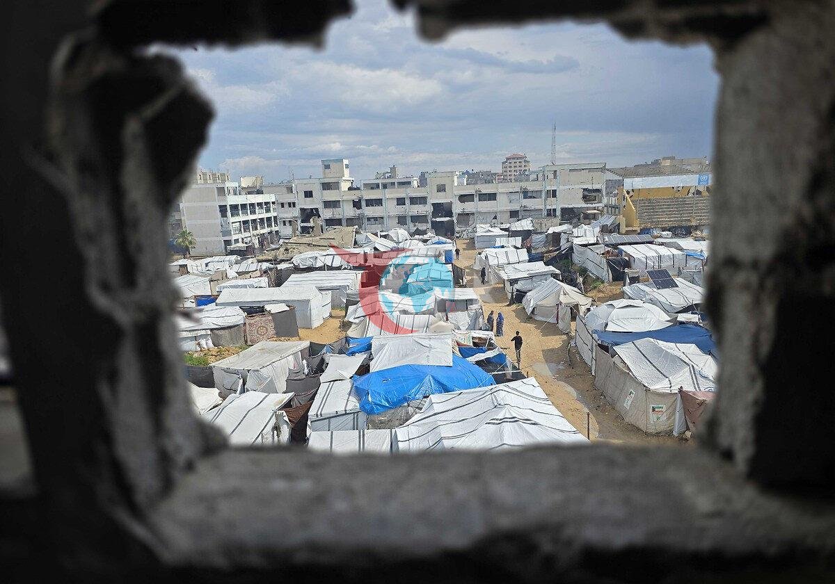 Gazze Şeridi'nin Han Yunus bölgesinde yerinden edilmiş Filistinliler yağışlı bir havada, bir çadır kampta hayata tutunma mücadelesi veriyor, 8 Nisan 2026