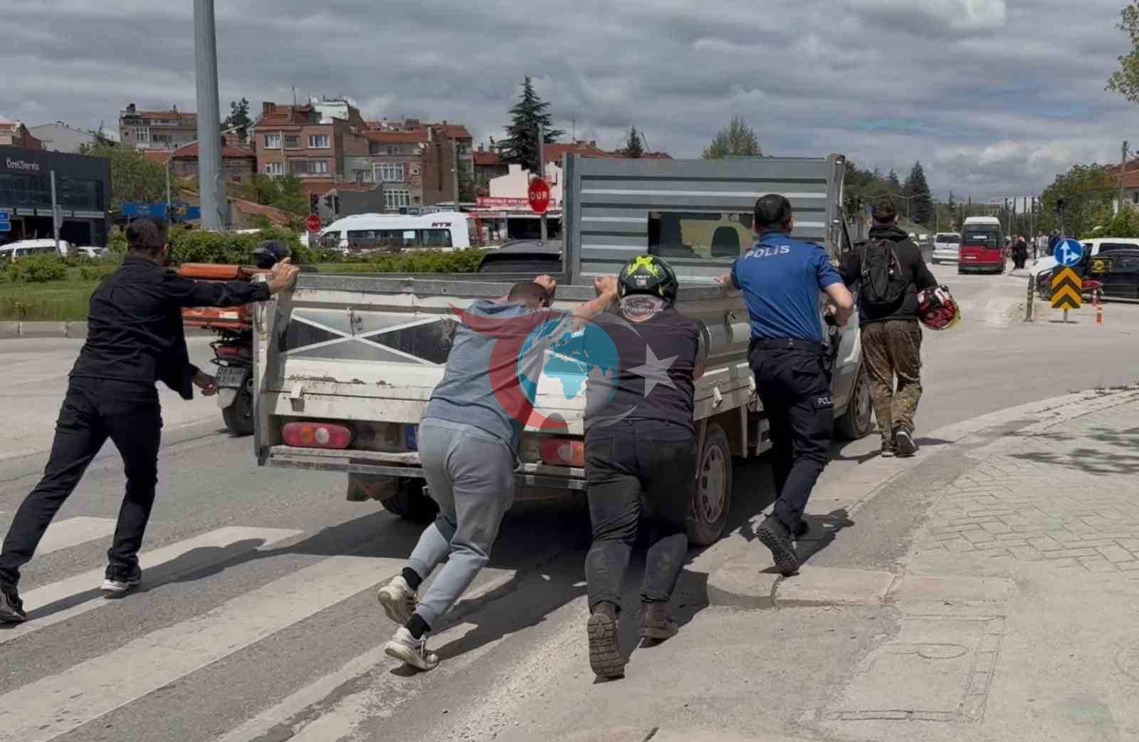 Polis ve Sürücüler Eskişehir'de Yolda Kalan Kamyoneti Kurtardı