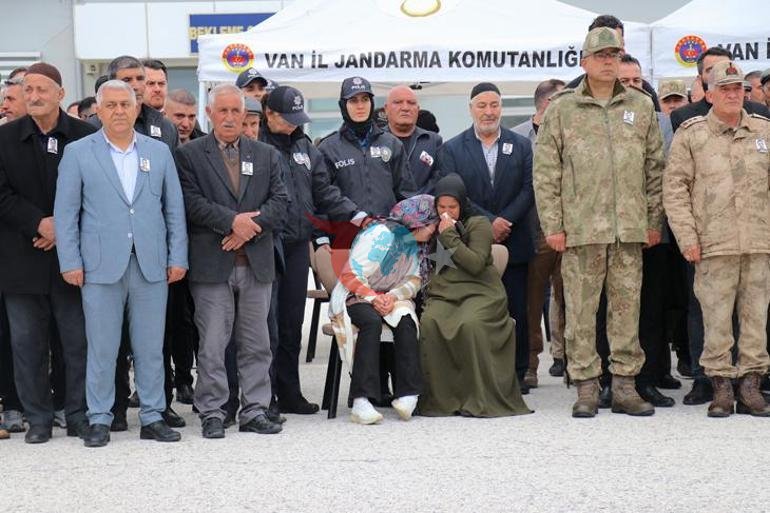 Gözyaşları sel oldu Şehit Polis Emrah Koç’a memleketi Vanda son görev