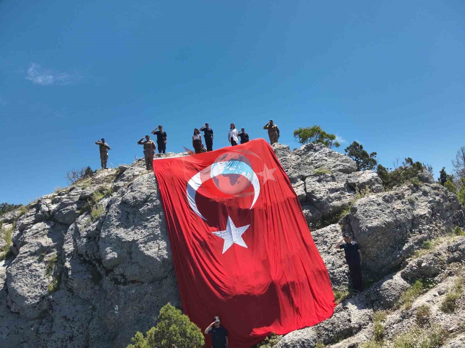 Burdur'da Jandarmadan 54 Metrekarelik Dev Türk Bayrağı Gösterisi