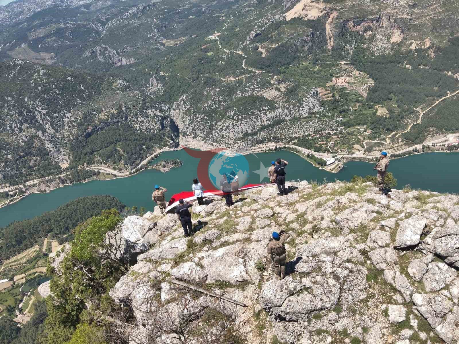 Burdur&rsquo;da jandarmadan 54 metrekarelik dev Türk bayrağı