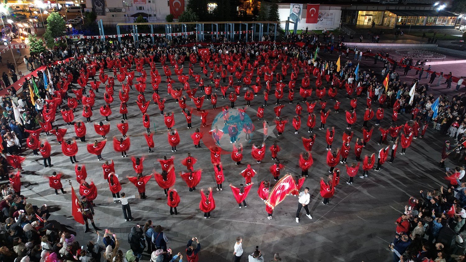 Kulaโda 19 Mayฤฑs coลkusu fener alayฤฑyla taรงlandฤฑ