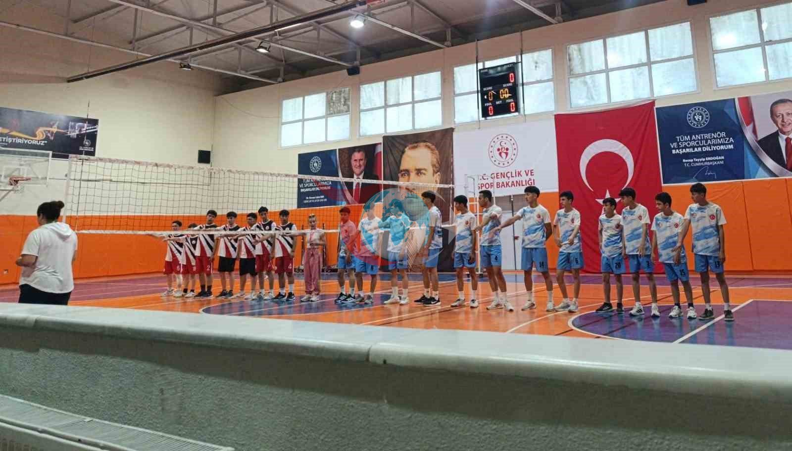 Selendi'de Gençlik Haftası'nda Voleybol Coşkusu