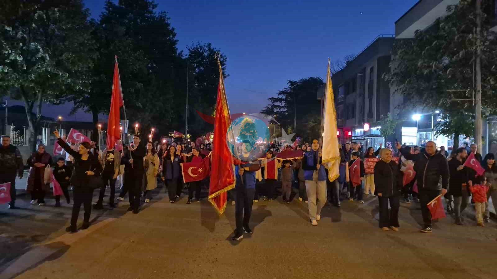 19-njy maýda tolgundyryjy dabaralar Düzce-de Çyra ýörişi bilen başlandy