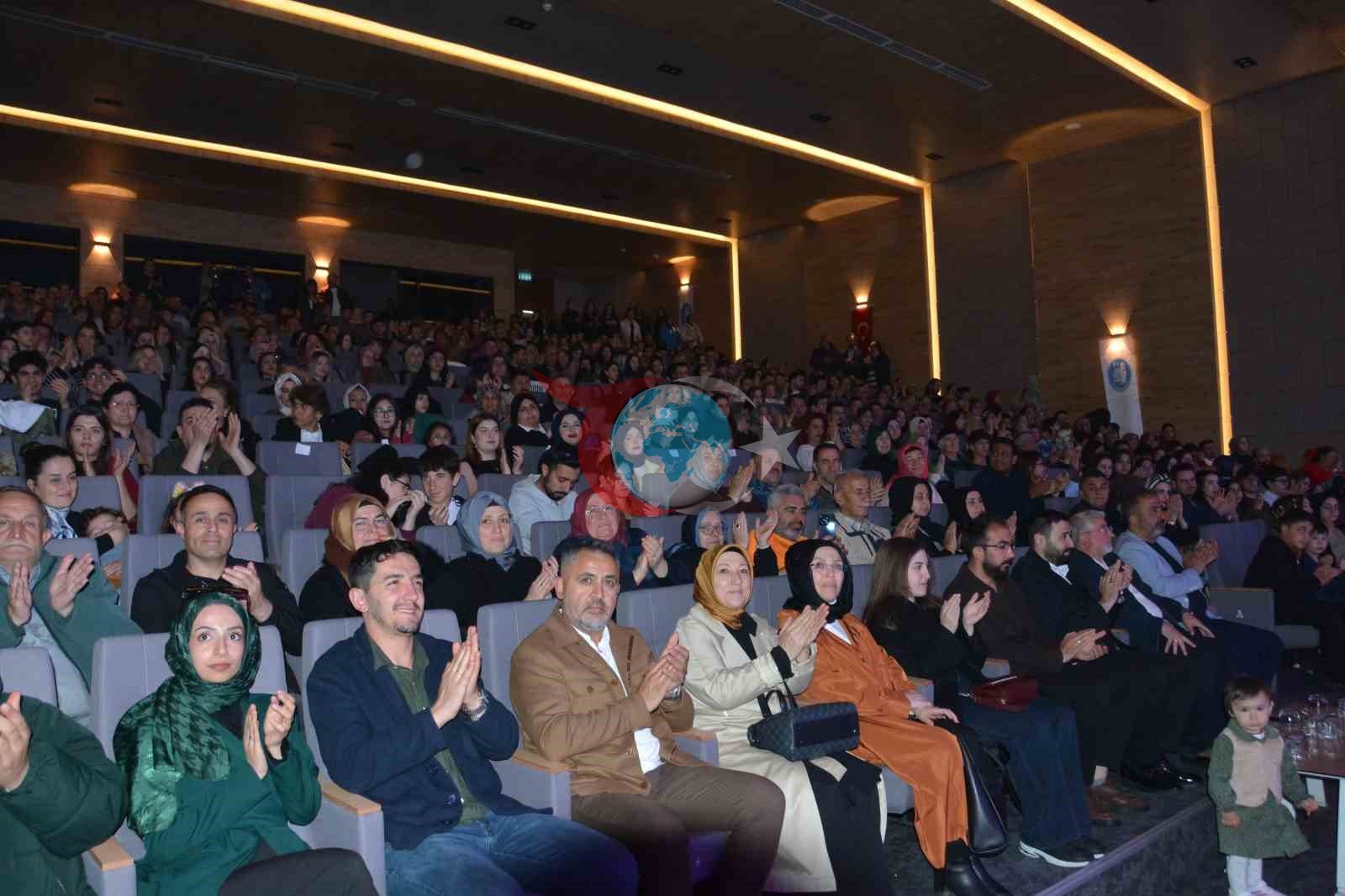 19-njy maý Çorumda höwes: Youthaşlar hory sahna çykdy