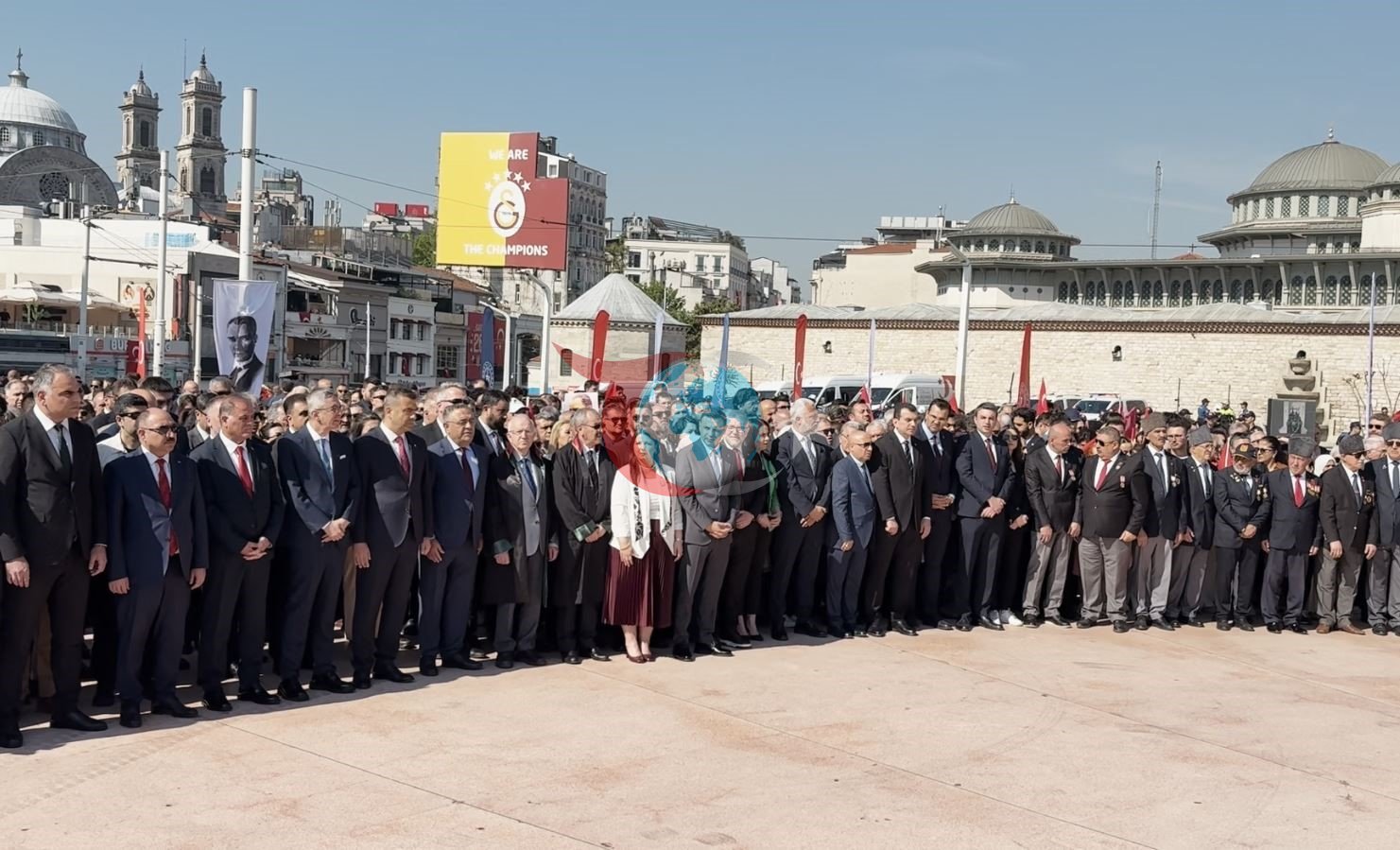 Taksim Meydanı'nda 19 Mayıs Coşkusu: Anıta Çelenk Töreni