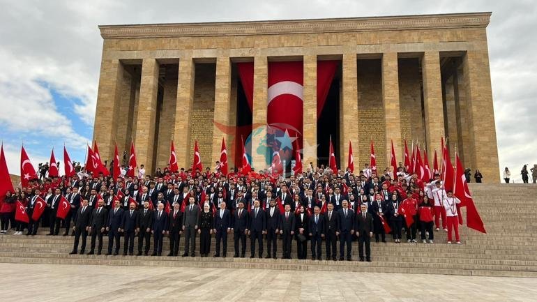 Bakan Bak, gençler ve sporcularla birlikte Anıtkabiri ziyaret etti