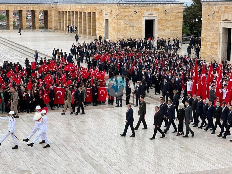 Bakan Bak, gençler ve sporcularla birlikte Anıtkabiri ziyaret etti