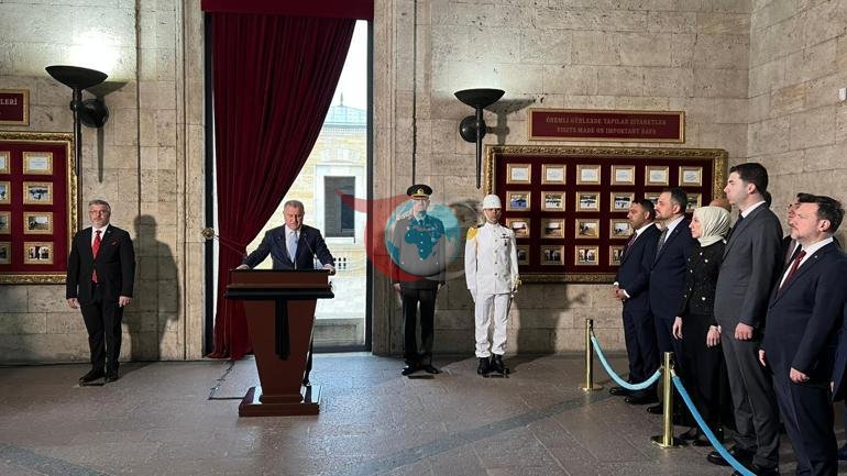 Bakan Bak, gençler ve sporcularla birlikte Anıtkabiri ziyaret etti