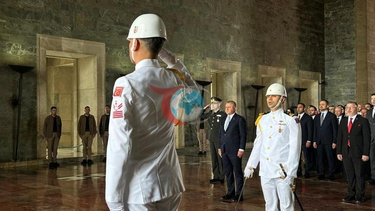 Bakan Bak, gençler ve sporcularla birlikte Anıtkabiri ziyaret etti