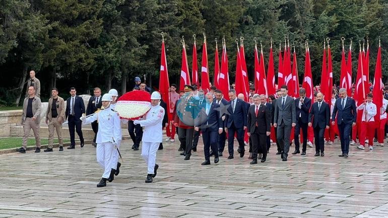 Bakan Bak, gençler ve sporcularla birlikte Anıtkabiri ziyaret etti