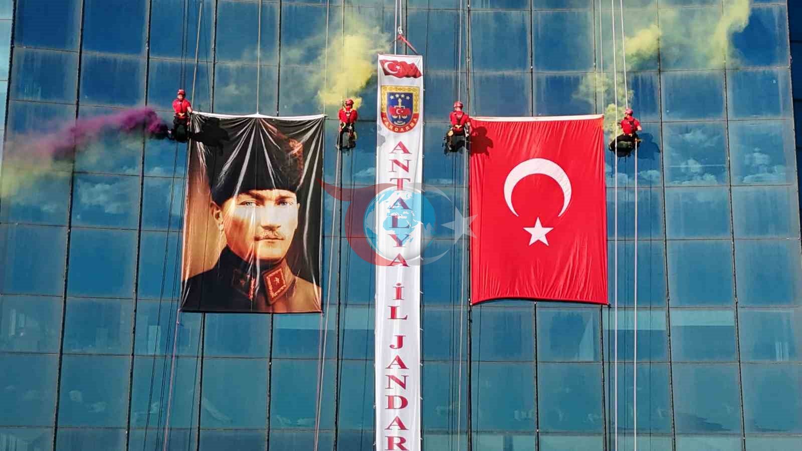 Antalya'da JAK Timinden 64 Metrede Bayrak Şovu