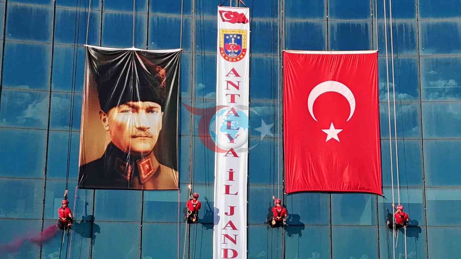 Antaliyada JAK komandası 64 metr hündürlükdə Türk bayrağını açıb, oradan Meydana yüklə 