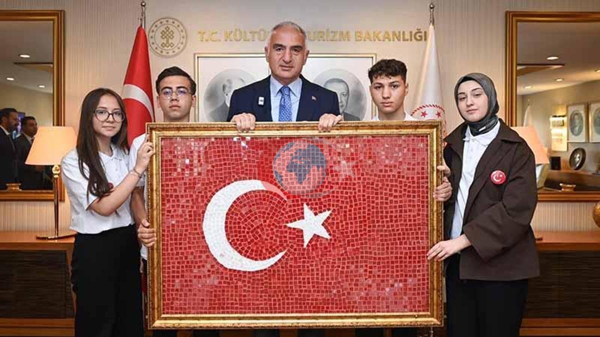 Bakan Ersoy'dan Genç Sanatçılara Anlamlı Ziyaret
